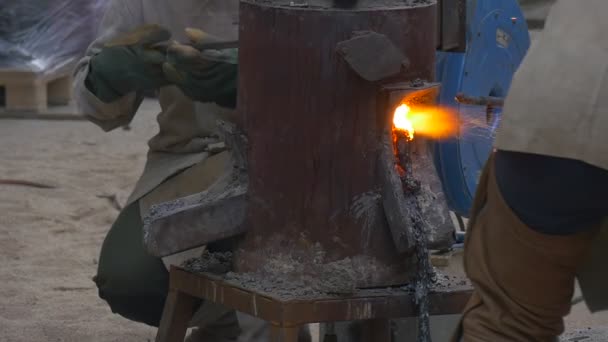 用于粘土和搪瓷燃烧 金属模塑的炉灶 工人们在火边散步 火焰从炉膛里冒了出来 Tourism Poland Performance Show Tourists 铸造工场 — 图库视频影像