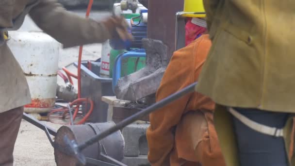 El Empleado del Taller de Fundición Limpia el Horno — Vídeo de stock