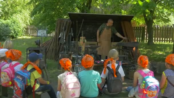 Smith Tells the Children About Blacksmithing in the Old Days — Stock Video