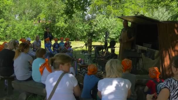 Elevii cu educatori ascultă cu atenție ghidul în timpul excursiei de vară — Videoclip de stoc