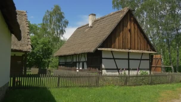 Das Holzgebäude mit weißen Wänden und braunen Balken — Stockvideo