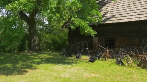 Roues en bois et différents accessoires pour le travail agricole — Video