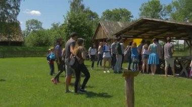 Yetişkin ve çocuk Polonya Park eski mimarisinin bir tur sırasında