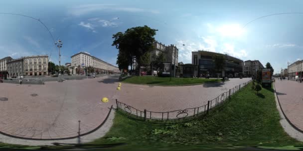 360Vr Vidéo Maidan Nezalezhnosti Place de Kiev Panorama Jour de la Ville Bâtiments anciens Place Cobblestone Touristes Piétons Marcher en été Journée ensoleillée Ciel bleu — Video