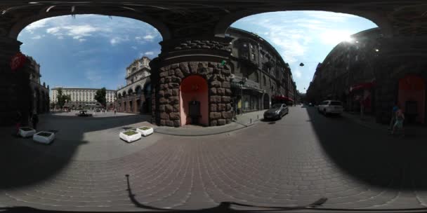 360vr βίντεο άτομα Maidan Nezalezhnosti Κίεβο πόλη ημέρα αψίδα είσοδο σε παλιό κτίριο λιθόστρωτα πλατεία τουρίστες βλέπουν τα αξιοθέατα ηλιόλουστη μέρα του καλοκαιριού — Αρχείο Βίντεο
