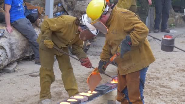 Pracowników wypełnione specjalne formy pomocy żelaza stali — Wideo stockowe