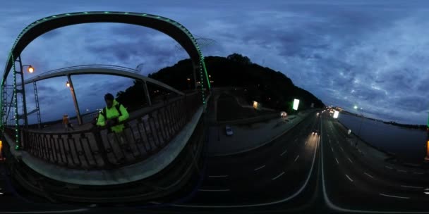 360 Graden Panorama Van Mens Kijken Snelweg Nachts — Stockvideo