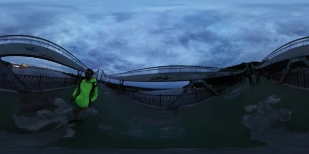 360 Graden Panorama Van Mens Wandelen Rivier Promenade Stad Nachts — Stockvideo