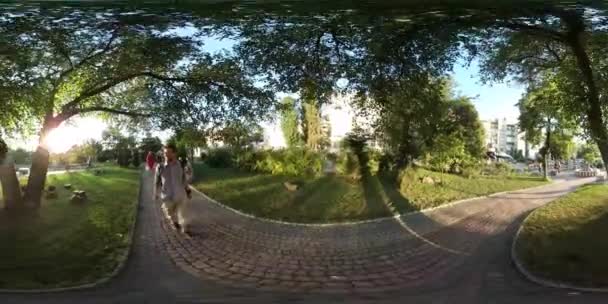 360 vr サンレミバスティオン キエフ市日都市景観の子供連れの遊び場にビデオの男が公園の人々 で一緒に時間を過ごす広場夏夕日で歩いています。 — ストック動画