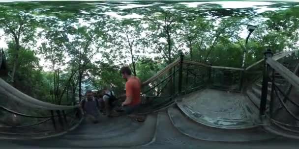 360vr videóinak emberek gyaloglás fel, és földszinti Park Kiev város nap párok, családok séta: a természet lépcsőn a Hill vadonban nyári szünetet — Stock videók