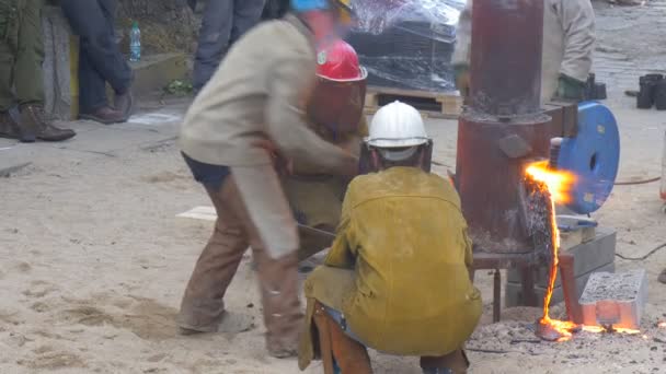 ヴロツワフ (ポーランドの高温のお祭りの実施中に炉をたき鉄鋼労働組合のグループが関与してください。) — ストック動画