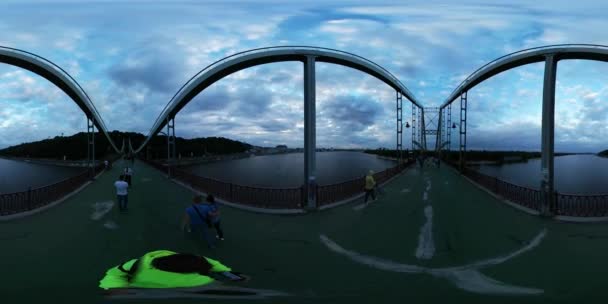 360度 夜の街のリバー遊歩道を歩く男のVrパノラマ — ストック動画