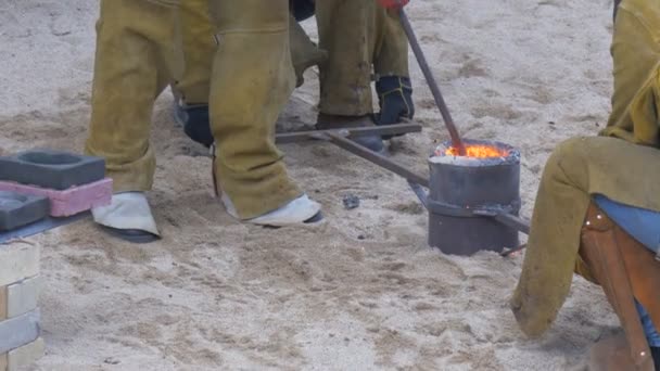 De werknemer van een gieterij is betrokken bij het ruimen van een metalen staaf uit een vuil — Stockvideo