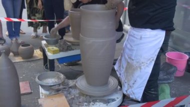 Bir fabrika çalışanları kendi aralarında kil vazo oluşturulması hız içinde rekabet
