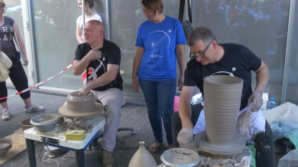 Arbetstagare Visa tillverkningsprocessen keramik — Stockvideo