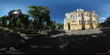 Yaz güneşli bir günde Taras Şevçenko Bulvarı fayans parke tarafından yürüyüş bir çubuk üzerinde kamera tutarak Vladimir Cathedral Kiev filme 360vr Video adam