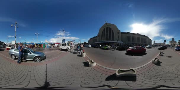 360Vr видео вид на Центральный железнодорожный вокзал в Киеве Кобблстоун тротуар на дороге люди ходят среди автомобилей парковка перед зданиями — стоковое видео