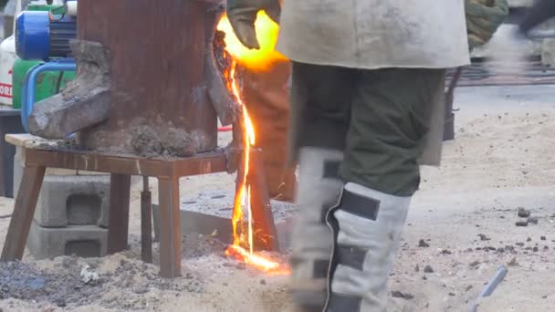 Hierro fundido sigue de un horno industrial — Vídeos de Stock