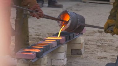 Metal gereçleri üretimi yapan çalışanlar