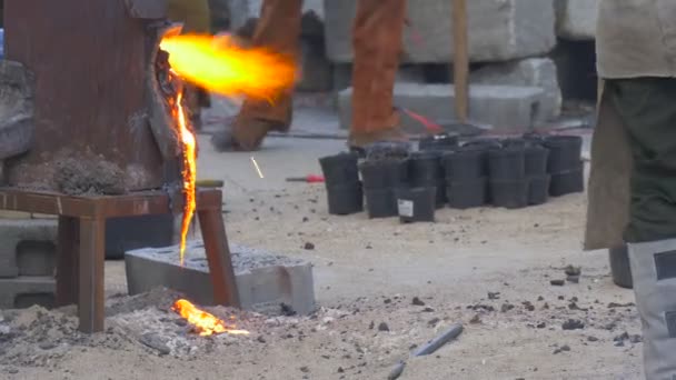 Smält järn flöden direkt på sanden — Stockvideo