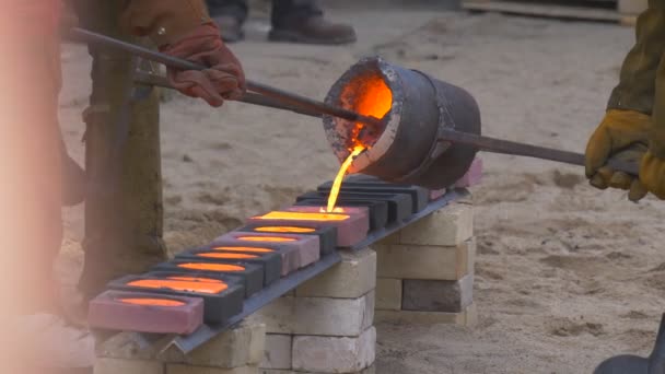 Anställda som bedriver tillverkning av metall varor — Stockvideo