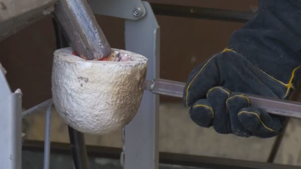 Empregado Pegue um ferro fundido do forno — Vídeo de Stock