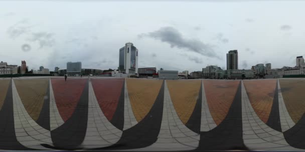 360Vr La folla video su uno stadio olimpico Horizon Kiev Le persone camminano nelle vicinanze Edifici moderni Paesaggio urbano opaco Cielo nuvoloso Giornata della pioggia Pavimento colorato — Video Stock