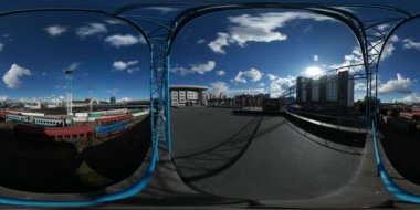 360vr Video adam köprü Kiev tren istasyonu görünümünden güneşli yaz gün Cityscape binalar tel Towers yolcu treni Bridge'de üzerinde gelmesi ve bırakın