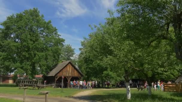 Turystów odwiedzających Park obszar starej architektury — Wideo stockowe