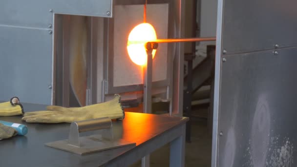 Mitarbeiter beschäftigt sich mit der Herstellung von Glasprodukten — Stockvideo
