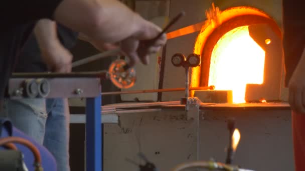Сотрудники занимаются производством стеклянных украшений — стоковое видео