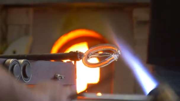 Un employé de l'usine chauffe un verre préformé à l'aide d'un brûleur à main . — Video