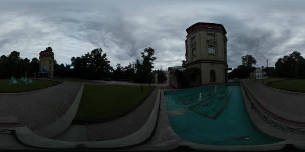 360Vr Video Pond Fountain Near Museum of Water Kiev Cloudy Day Park Around the Buildings Siluetas de los árboles Pavement Puppet Show Theatre Building Ucrania — Vídeo de stock