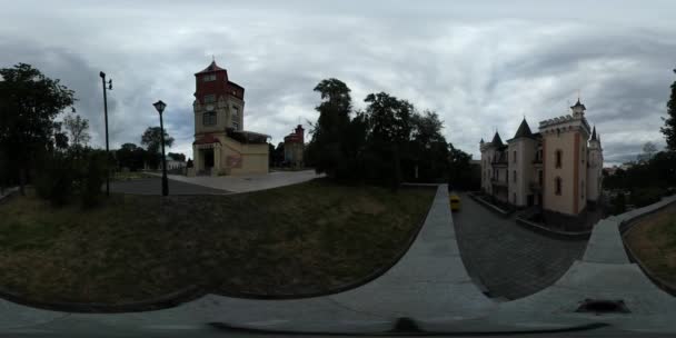 360vr Videoquadrat des Puppentheaters Museum der Wasserkiev Landschaft des Parks in bewölkten Tag Park rund um die Gebäude Bäume Silhouetten Bürgersteig — Stockvideo