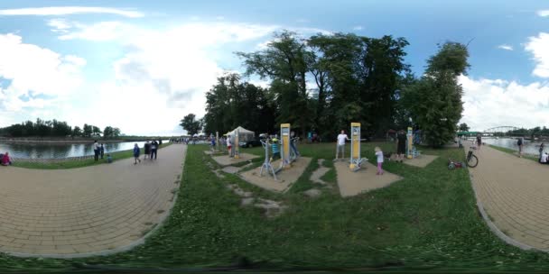 360vr Video Familien Kinderspielplatz im Park Familien-Picknick-Tag in Opole Kinder schaukeln auf einer Schaukel Eltern mit Kinderwagen spielen Spiele sonnigen Sommertag — Stockvideo