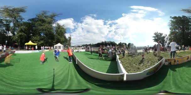 360Vr Video Bambini che giocano a Hockey su prato Giornata di picnic in famiglia in Opole Le persone si divertono Occupato di giochi sportivi Famiglie Genitori Giornata estiva soleggiata — Video Stock