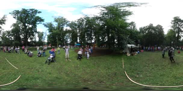 360Vr Vídeo Gente Actores en el Día de la Familia Picnic Opole Gente jugando a los caballeros en armaduras Viendo Divertirse en el Parque Jugando Juegos Verano Verde Hierba Árboles — Vídeo de stock