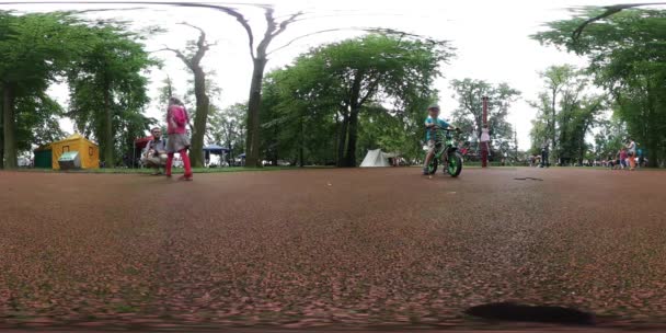 360vr pappa och dotter på lekplats familj picknick dag i Opole Kid är upprörd fader bekvämligheter flicka barnen av cyklar spela spel solig sommardag — Stockvideo