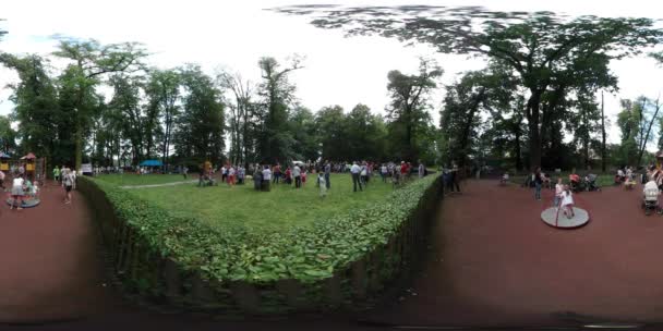 360Vr Vídeo Familias Niños en el parque infantil Día de picnic familiar en Opole Los niños se divierten ocupados con juegos activos al aire libre jugando al sol Día de verano Césped Árboles — Vídeo de stock