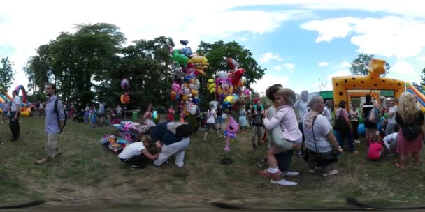 360Vr video bambini genitori famiglia picnic giorno polo parco giochi su un erba animale a forma di palloncini in vendita scivolo gonfiabile divertimento bambini divertirsi all'aperto — Video Stock