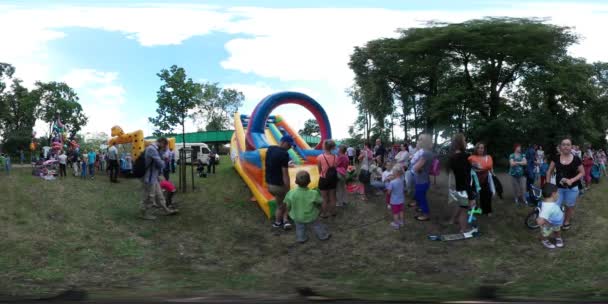 360Vr Video Niños Padres en el patio Opole Niños Subiendo y Deslizándose por Chute Día de Picnic Familiar Diviértete Verde Hierba Diversión inflable Chute — Vídeos de Stock