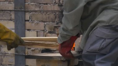 Adam küçük fırın bir kapı açar