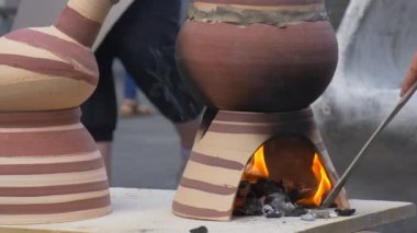 Yuvarlak kahverengi Pot üzerinde seramik bir destek anlamına gelir.