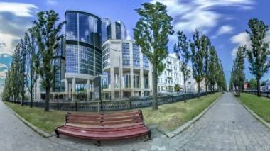Tezgah Taras Şevçenko prospektüs Kiev insanlar yürüyen insanlar araba yoldan güneşli yürütülen sokak parlak yeşil ağaçlar çimler tarafından yürüyüş