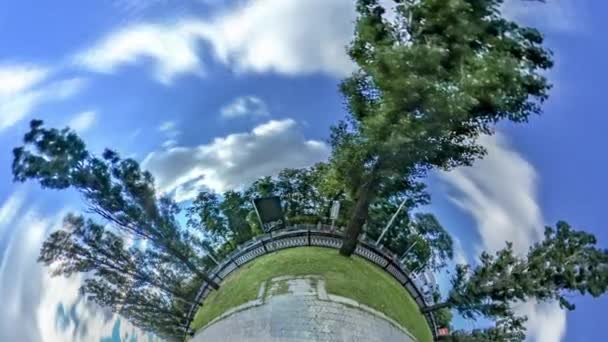 Little Tiny Planet 360 Degree Avenue Taras Shevchenko Prospectus em Kiev Carros são movidos por estrada atrás do banco de vedação em Alley Green Trees Gramados Pessoas — Vídeo de Stock