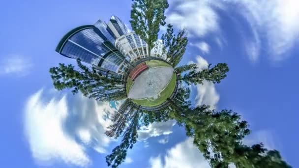 Pequeño planeta minúsculo 360 grados Avenida Taras Shevchenko folleto en Kiev flotante Banco de nubes en callejón verde árboles cristal edificio caminar personas coches — Vídeos de Stock
