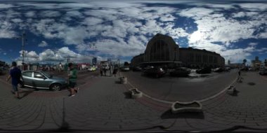 Ukrayna 'nın başkenti Kyiv' deki merkez tren istasyonu yakınlarında 360 derecelik bir panorama.