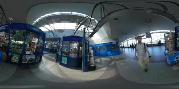 360vr wideo człowiek Walking Central Railway stacji Kijów Sysadmin dzień osób Walking w pośpiechu stojąc przy Windows człowiek jest chodzenie między sklepami biorąc Panorama — Wideo stockowe