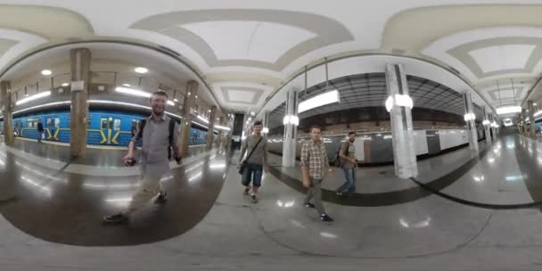 360vr Video insanlar yürüyüş doğru turnike metro istasyonu Kiev şehir gün insanlar yürüyüş boyunca Platform tırmanma merdivenleri parlak aydınlatma kadar — Stok video