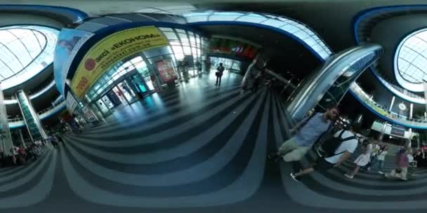 360vr video crowd at central railway kiev sysadmin day people are walking in hurry man is walking and taking panorama stops turns camera off — Stockvideo